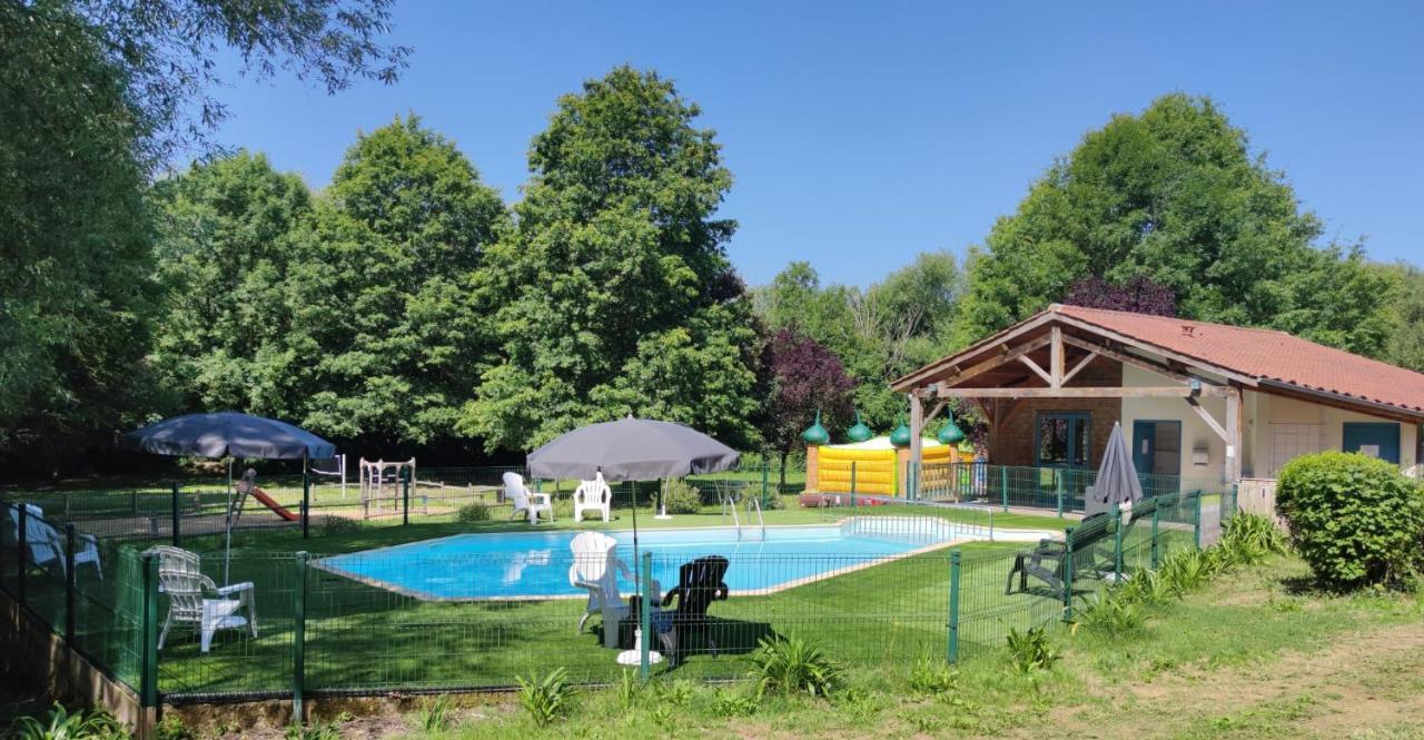 Hotel Camping Le Hameau Du Petit Lay Mouchamps Exterior foto