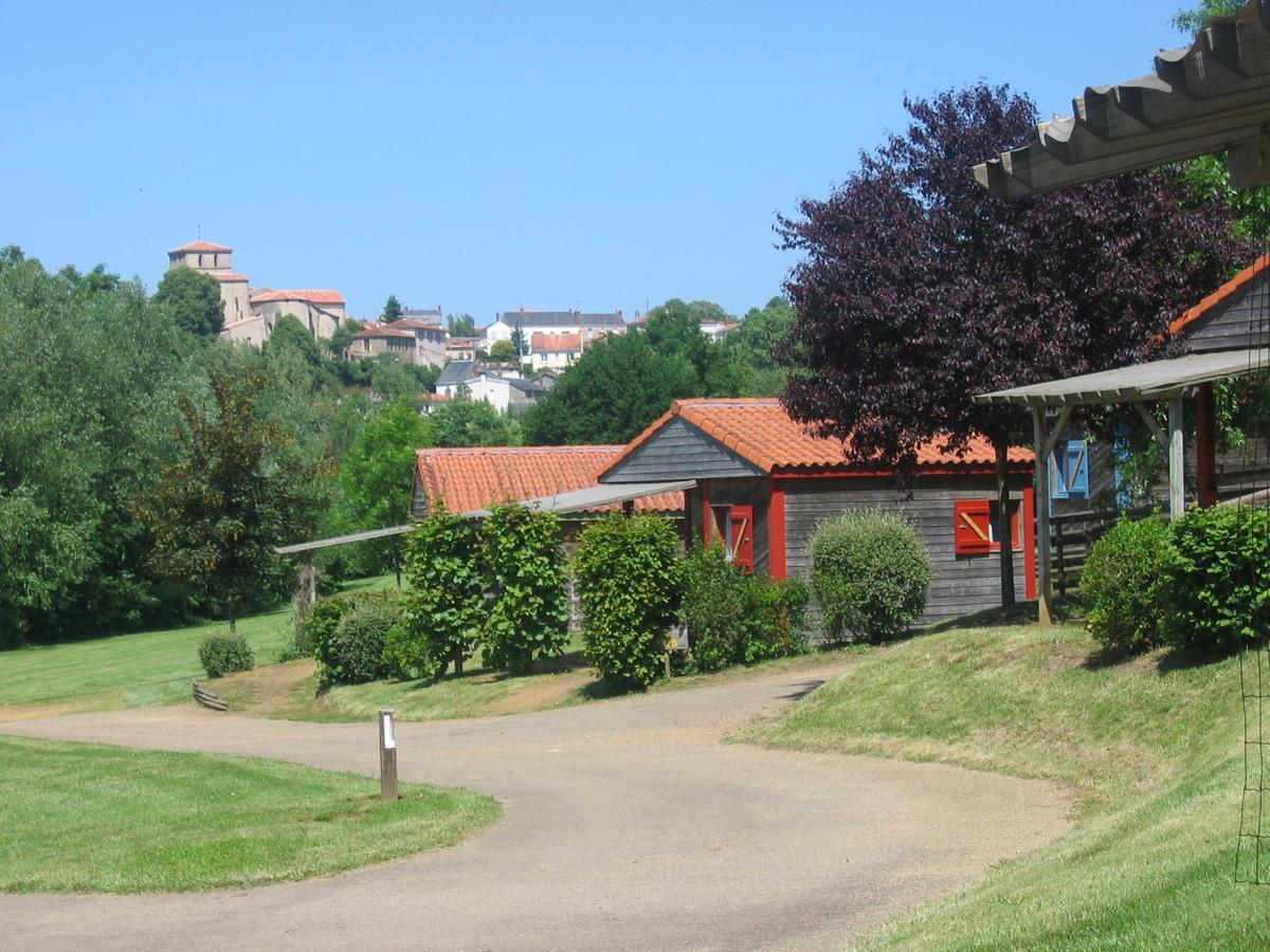 Hotel Camping Le Hameau Du Petit Lay Mouchamps Exterior foto