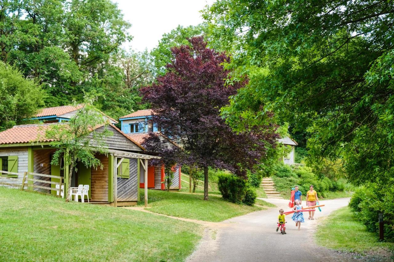 Camping Le Hameau Du Petit Lay Mouchamps Exterior foto